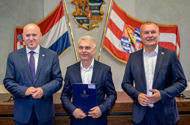 Ministar_Bacic_ugovori 2.jpg