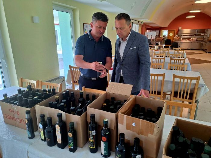 Tradicija se nastavlja; Bučina ulja s međunarodne izložbe Alpe-Adria i izložbe bučinih ulja Hrvatske  donirana Caritasovoj pučkoj kuhinji