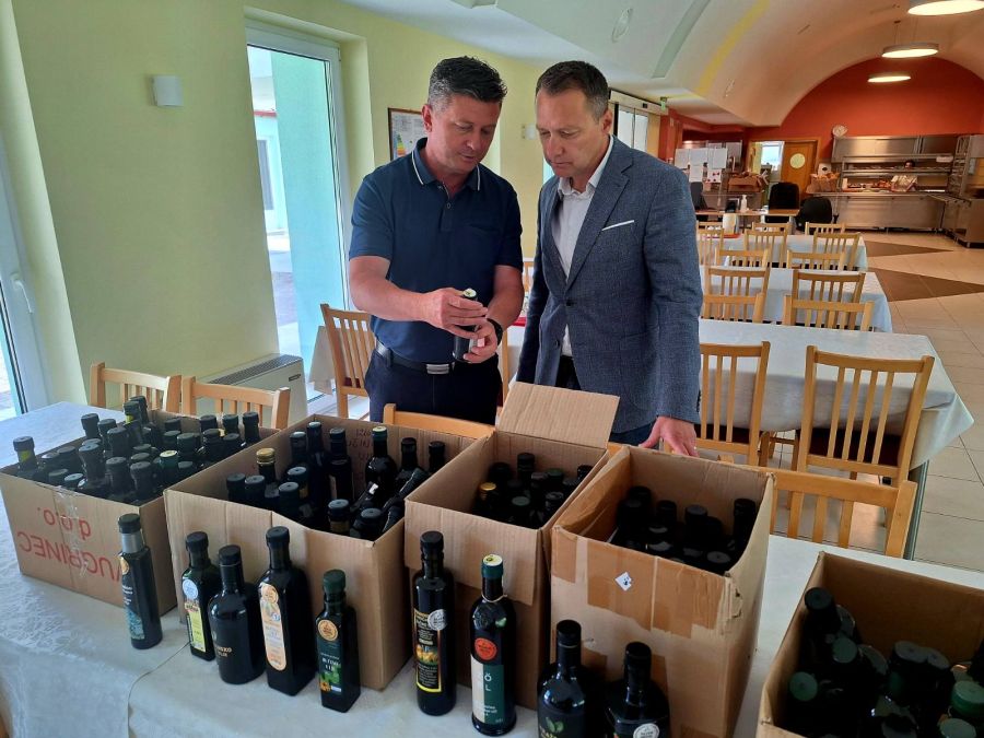 Tradicija se nastavlja; Bučina ulja s međunarodne izložbe Alpe-Adria i izložbe bučinih ulja Hrvatske  donirana Caritasovoj pučkoj kuhinji
