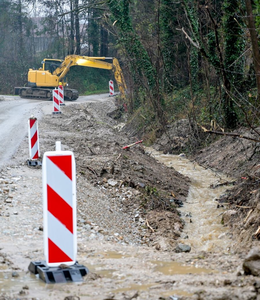 Župan Stričak u pratnji gradonačelnika Ivanca Batinića  te direktora  Hrvatskih voda VGO-a za gornju Muru i Dravu Reze i ravnatelja ŽUC-a Osonjačkog obi&scaron;ao sliv potoka Ivanečke Željeznice