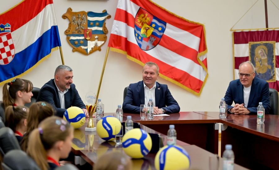 Župan Anđelko Stričak priredio prijem za članice Ženskog odbojka&scaron;kog kluba Ivanec koje su osvojile  naslov prvakinja Hrvatske u mini-odbojci