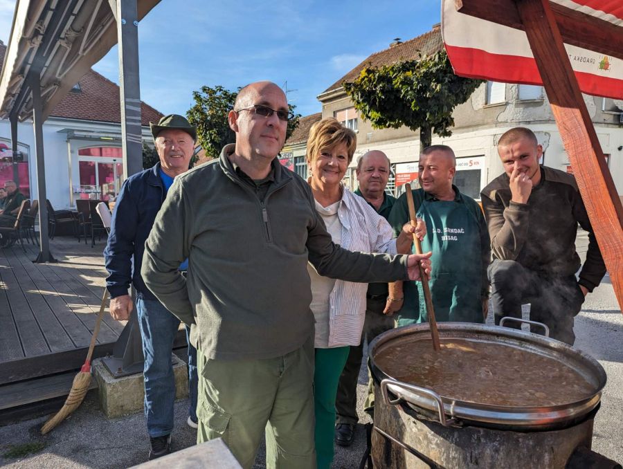 Članovi Lovačkog dru&scaron;tva iz Bisaga spremali gula&scaron; za pomoć te&scaron;ko bolesnoj djeci