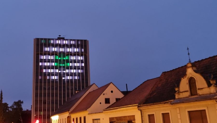 Vodotoranj u Varaždinu osvijetljen simbolom Srebreničkog cvijeta u znak sjećanja i pijeteta prema nedužnim žrtvama genocida u Srebrenici