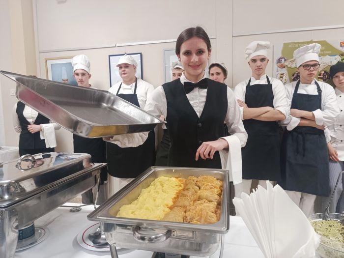 &bdquo;Bez zelja nema veselja&ldquo; u Gospodarskoj &scaron;koli: učenici pokazali kako pripremiti tradicionalnu, ali i vege sarmu od Varaždinskog zelja
