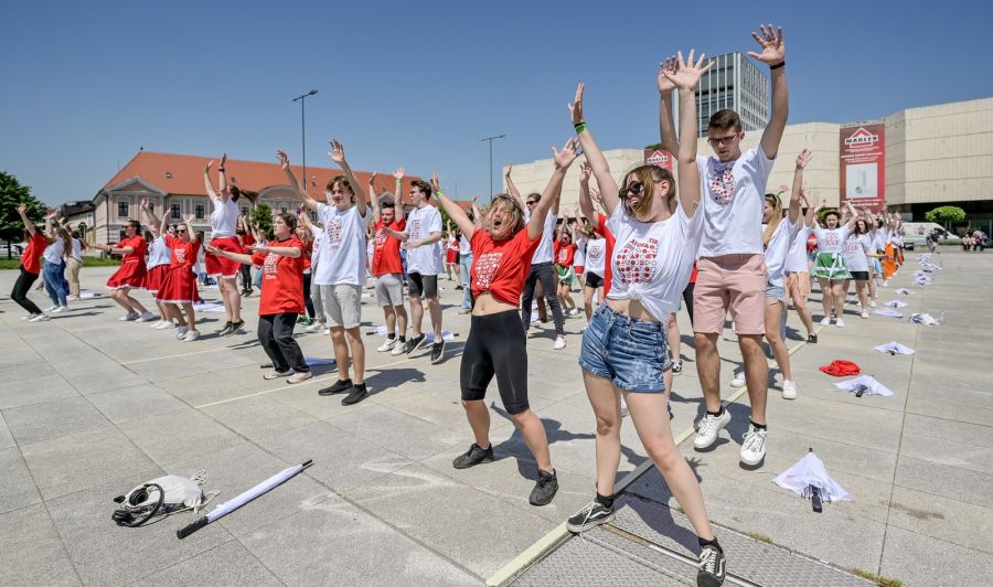Vi&scaron;e od 300 maturanata iz Varaždinske županije otplesalo tradicionalnu quadrillu&nbsp;