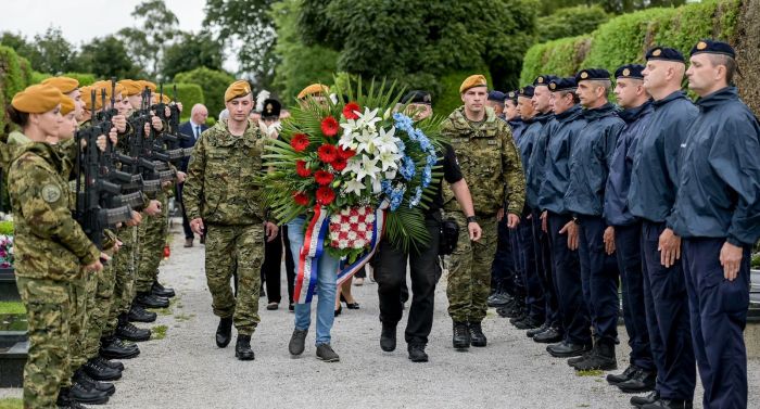 Polaganjem vijenaca, svečanim prijemom, dodjelom prigodnih zahvalnica vatrogascima i Zavodima za hitnu medicinu te uručivanjem zlatne plakete županu&nbsp; obilježen Dan pobjede i domovinske zahvalnosti te Dan hrvatskih branitelja