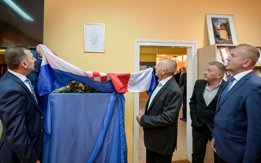 U osnovnim &scaron;kolama Varaždinske županije otkrivena spomen obilježje učenicima-braniteljima stradalim u Domovinskom ratu &ndash; Stričak: Zbog njih danas možemo graditi bolju i napredniju Hrvatsku