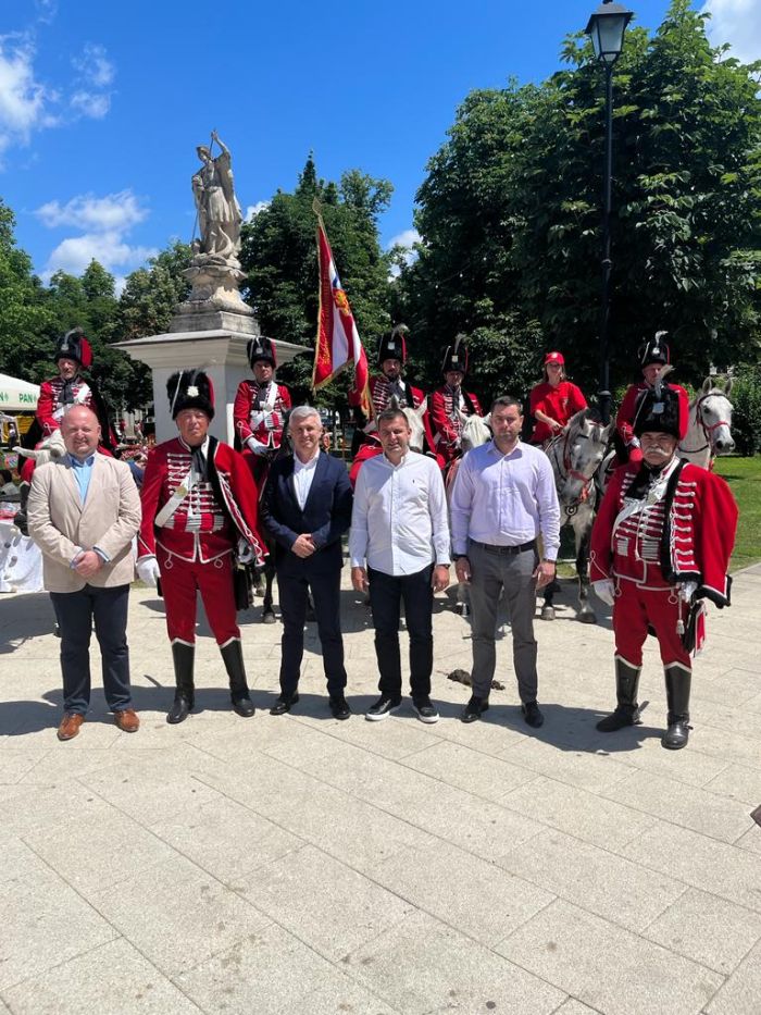 Na godi&scaron;njoj smotri Hrvatskog husarskog  zdruga članovi Husarske garde Varaždinske županije i Bjelovarskih graničara &ndash; husara 1756. plijenili pažnju rasnim konjima, odorama i nastupom