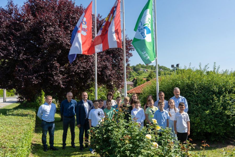 Podizanjem Zelene zastave Osnovna &scaron;kola Visoko potvrdila je platinasti status međunarodne Eko&scaron;kole
