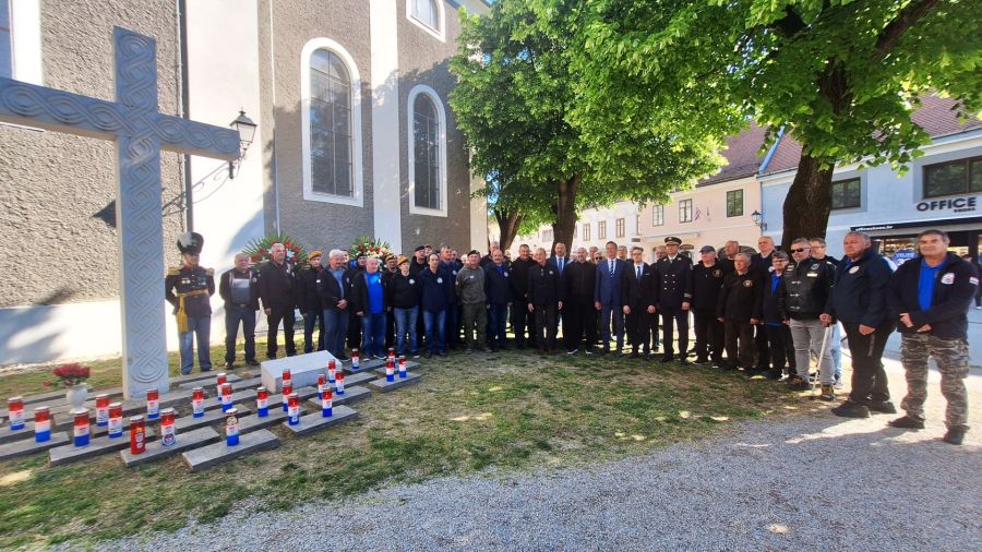 Tužna obljetnica: vijenci i lampioni na Trgu slobode u spomen na 12 ubijenih policajaca u Borovu Selu