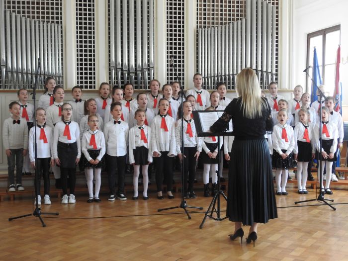 Ur&scaron;uline zvjezdice &bdquo;Pjevački zbor Katoličke O&Scaron; Svete Ur&scaron;ule &ndash; pobjednici 22. Smotre glazbenog stvarala&scaron;tva djece i mladeži Varaždinske županije