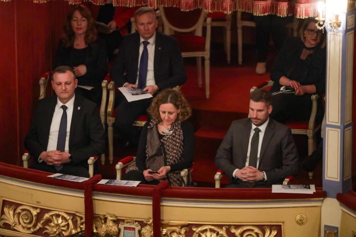 Čestitke maestru Davoru Bobiću na maestralnoj  praizvedbi baleta &bdquo;Snježna kraljica&ldquo;