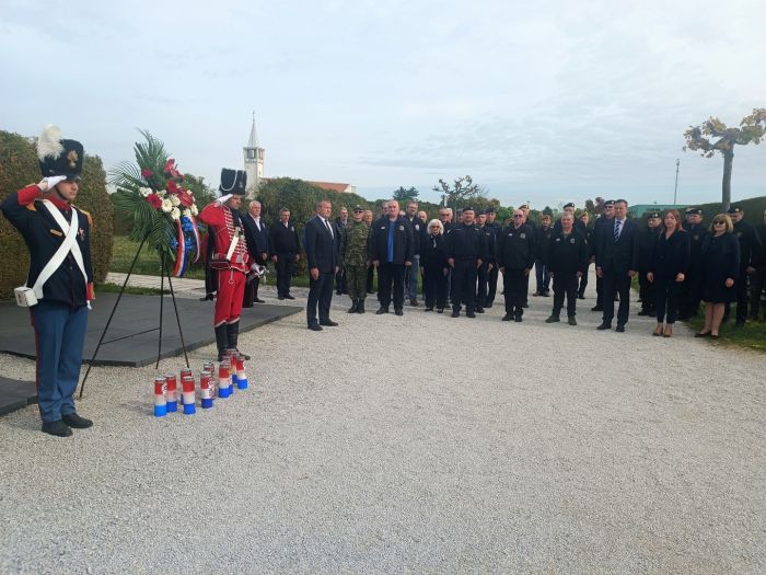Na Varaždinskom groblju položeni vijenci povodom obilježavanja vojno-redarstvene operacije &bdquo;Bljesak&ldquo;