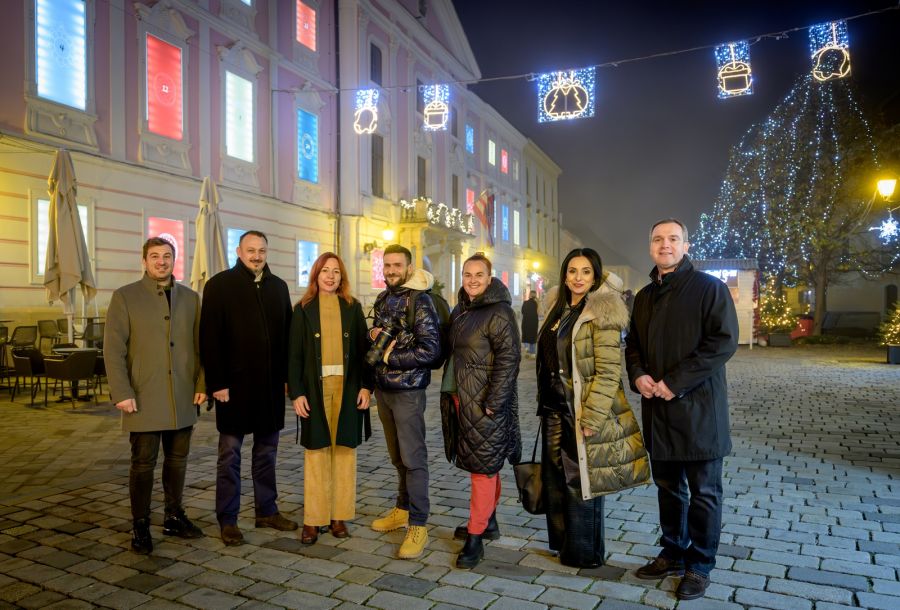Nastavak tradicije; Županijska palača i ove je godine pretvorena u atraktivni adventski kalendar
