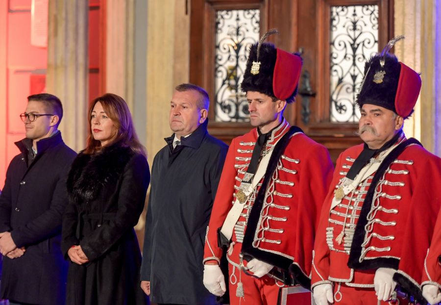 Ispred Gradske vijećnice u Varaždinu upaljeni lampioni u znak sjećanja na sve žrtve Vukovara i &Scaron;kabrnje