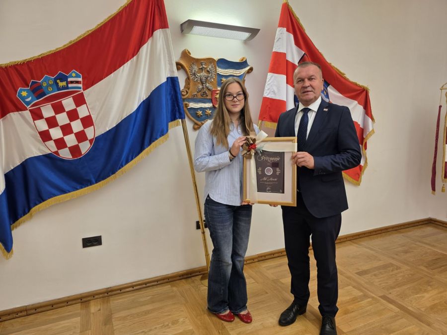 Župan Stričak uručio priznanje najboljoj maturantici Varaždinske županije: Mila Maretić svojim znanjem i uspjesima pomiče granice izvrsnosti