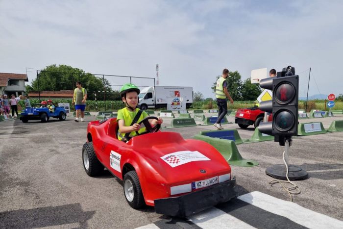 Župan Stričak i načelnica Vitković obi&scaron;li &scaron;kole u &Scaron;emovcu i Trnovcu u koje su u proteklom razdoblju uložena značajna sredstva