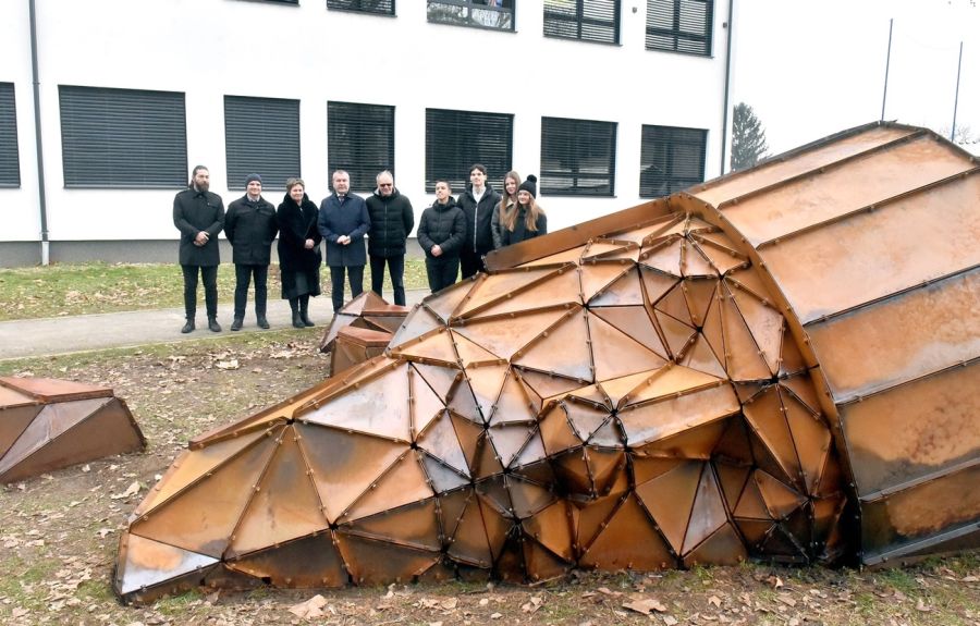 Otkrivena skulptura posvećena 1100. obljetnici krunidbe kralja Tomislava; prof. Nikola Slunjski: Nadam se da će učenici svoj prvi &bdquo;randevu&ldquo; imati kod &bdquo;Tomeka&ldquo;