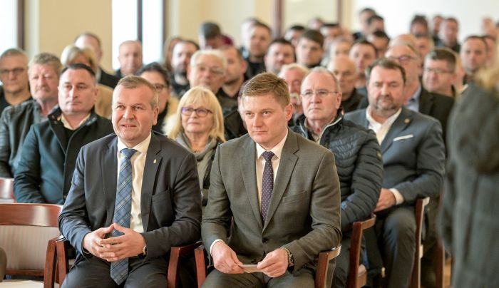 Za solarne elektrane na obiteljskim kućama dodijeljeno 100 tisuća bespovratnih eura, župan Stričak uručio Odluke o  bespovratnim sredstvima za poticanje kori&scaron;tenja obnovljivih izvora energije u obiteljskim kućama na području Varaždinske županije