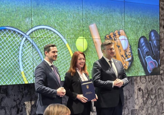 U Varaždinsku županiju stiže 1,2 milijuna eura za sportsku infrastrukturu, zamjenici Zagorec uručen ugovor za dvoranu O&Scaron; Novi Marof