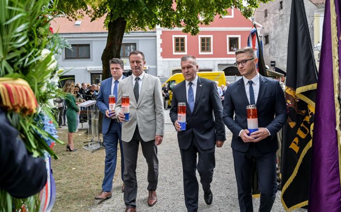 Polaganjem vijenaca, prigodnim govorima te molitvom kod Križa zahvalnosti u Varaždinu Obilježen Dan oslobođenja Grada Varaždina i Dan branitelja Varaždinske županije