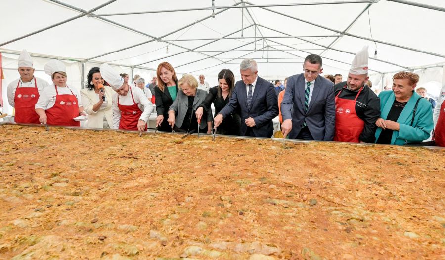 Rezanjem mega-sarme duge čak 1.501 metar otvorena 24. Zeljarijada u Vidovcu