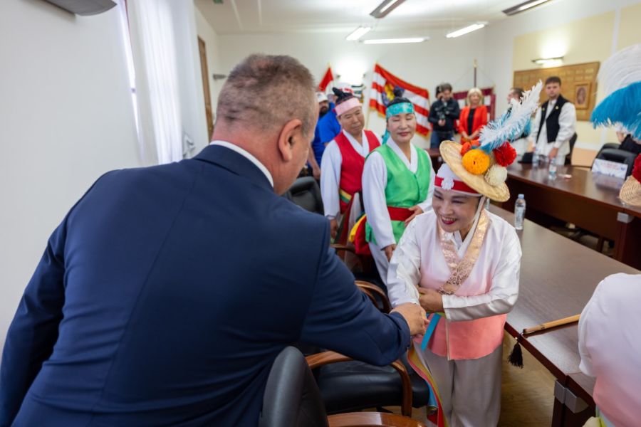 Predstavnici folklornih skupina s tri kontinenta na prijemu kod župana Stričaka
