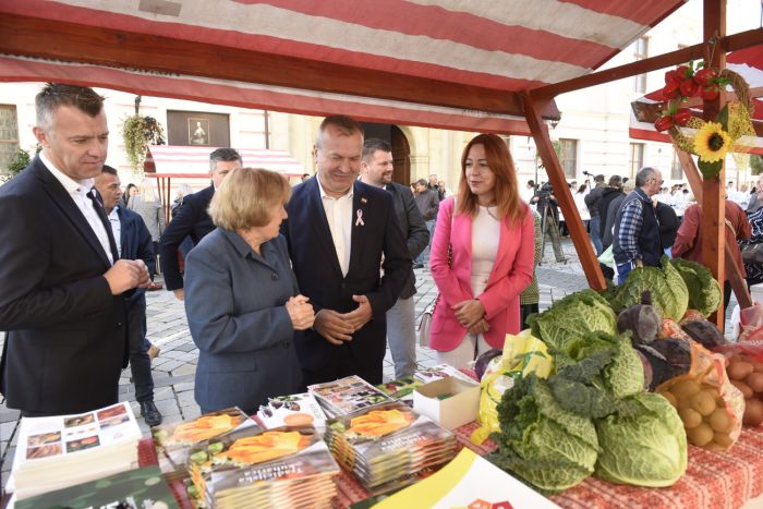 Brojni posjetitelji, mirisi tradicije i snaga ruralnog života ispunili varaždinski Franjevački trg &mdash; održana manifestacija &bdquo;Ženska kreativnost u ruralnom životu&ldquo;