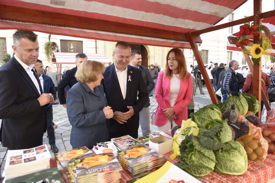 Brojni posjetitelji, mirisi tradicije i snaga ruralnog života ispunili varaždinski Franjevački trg &mdash; održana manifestacija &bdquo;Ženska kreativnost u ruralnom životu&ldquo;