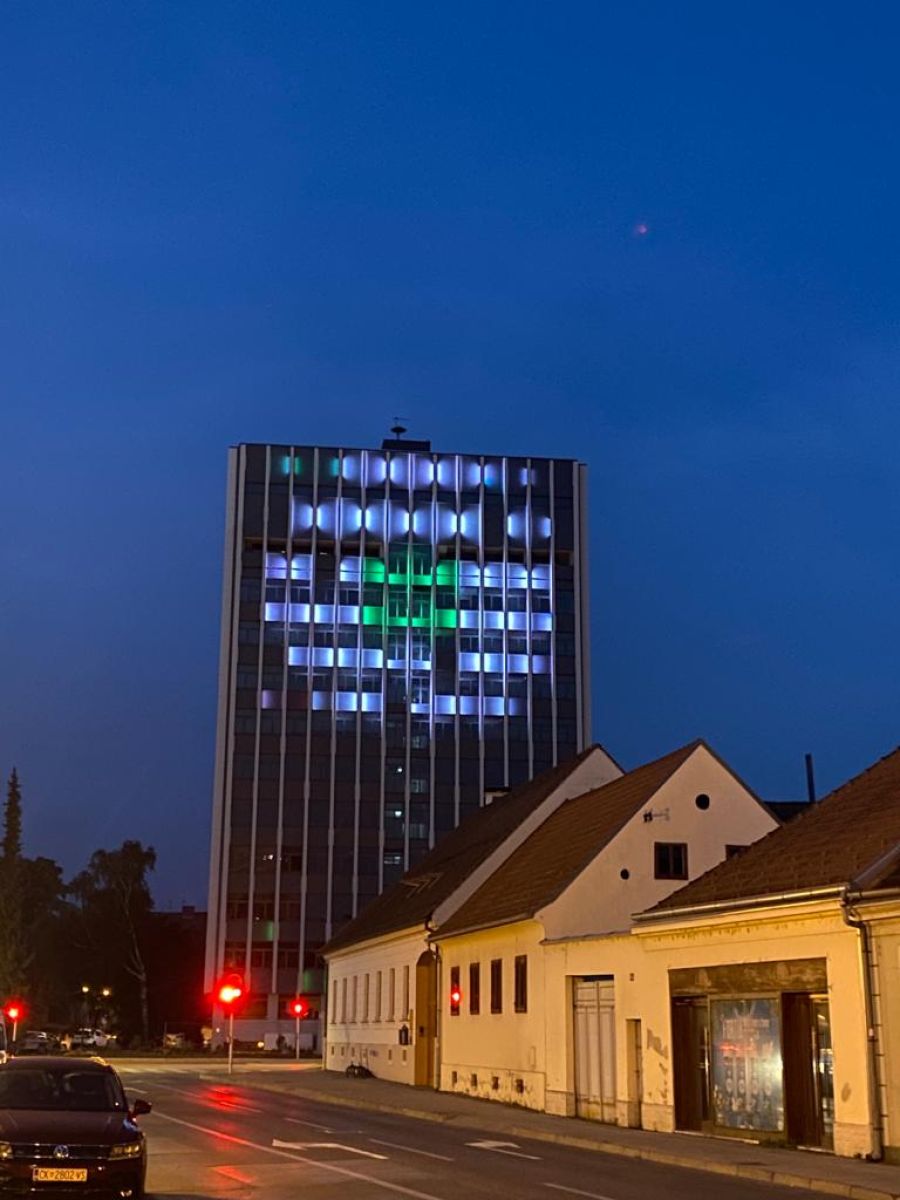 Vodotoranj u Varaždinu osvijetljen simbolom Srebreničkog cvijeta
