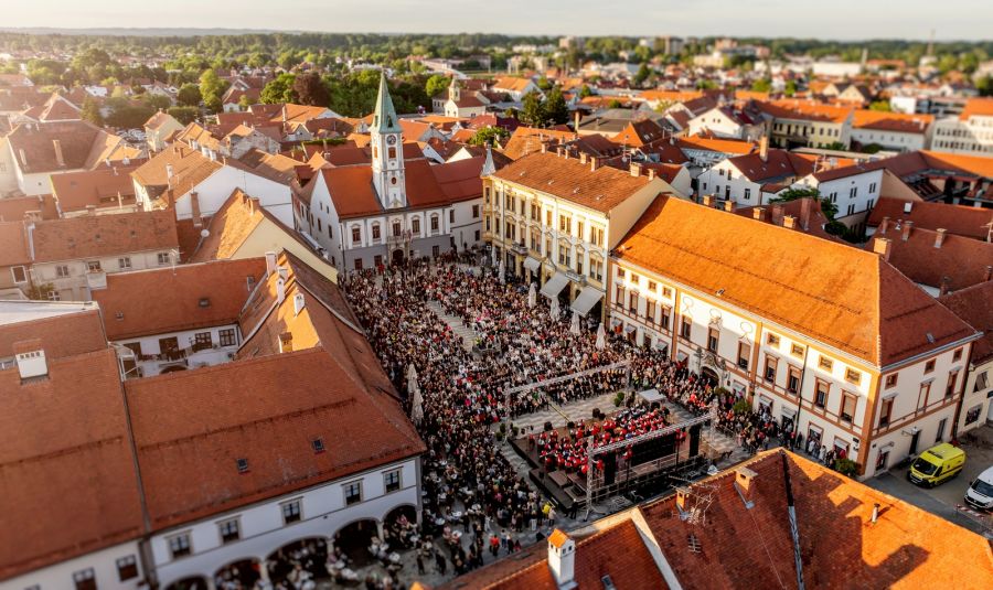 Vrhunskim koncertom &bdquo;Orkestra sto violina&ldquo; Koncertni ured Varaždin  proslavio trideset godina postojanja