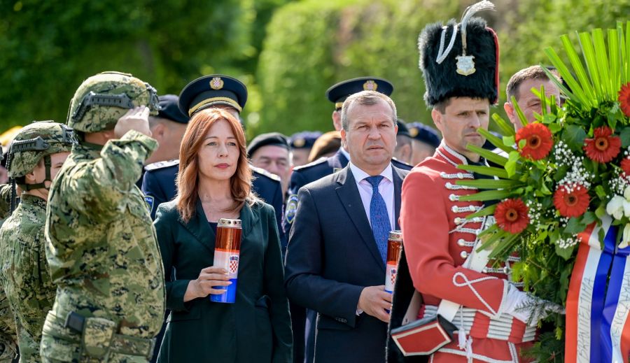 Uoči Dana državnosti položeni vijenci i upaljene svijeće u spomen na sve poginule, preminule i nestale hrvatske branitelje, te civilne žrtve Domovinskog rata