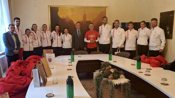 Priređeni prijem za članove Hrvatske ženske teniske reprezentacije &ndash; tenisačice odigrale nekoliko poena s predstavnicima Varaždinske županije i Grada Varaždina
