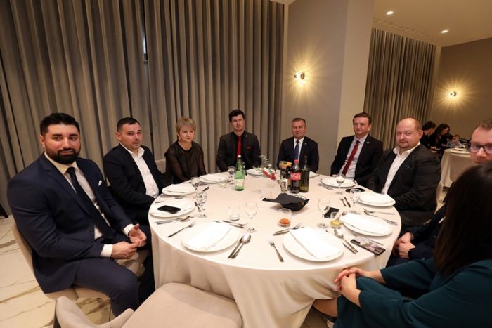 Župan Stričak na blagdanskom druženju udruge Hrvata Bosne i Hercegovine Prsten : &bdquo; Iako nas je samo 4 milijuna, kada se vide crveno-bijele kockice zna se tko smo i &scaron;to smo&ldquo;