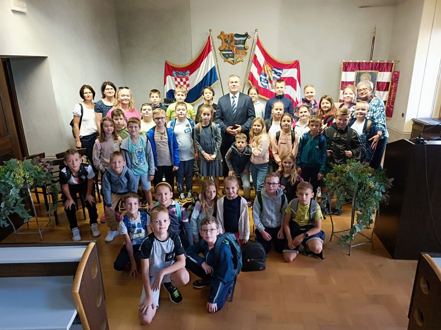 Učenici trećih razreda VII. Osnovne &scaron;kole Varaždin posjetili Županijsku palaču, susreli se sa županom i razgledali Centar za posjetitelje