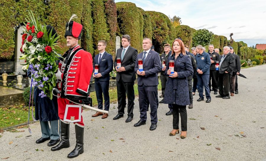Uoči blagdana Svih svetih izaslanstva Varaždinske županije i Grada Varaždina te članovi udruga branitelja položili vijence na varaždinskom groblju
