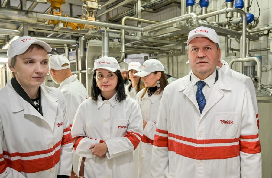 Ministrica poljoprivrede u pratnji domaćina obi&scaron;la proizvodni pogon tvrtke Vindija te nazočila promociji nacionalnog sustava kvalitete poljoprivrednih i prehrambenih proizvoda Dokazana kvaliteta za mlijeko i mliječne proizvode