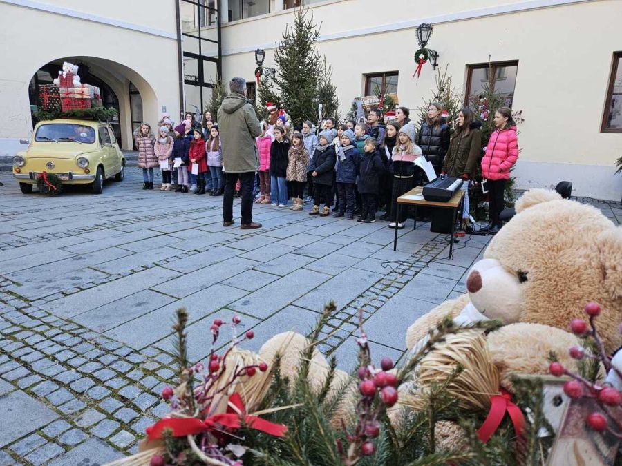 Zvonki glasovi Pjevačkog zbora Katoličke osnovne &scaron;kole Svete Ur&scaron;ule &bdquo;Ur&scaron;uline zvjezdice&ldquo; donijeli blagdansko ozračje u atrij Županijske palače