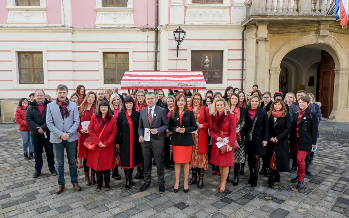 Ispred Županijske palače održana javnozdravstvena akcija &bdquo;Dan crvenih haljina&ldquo;