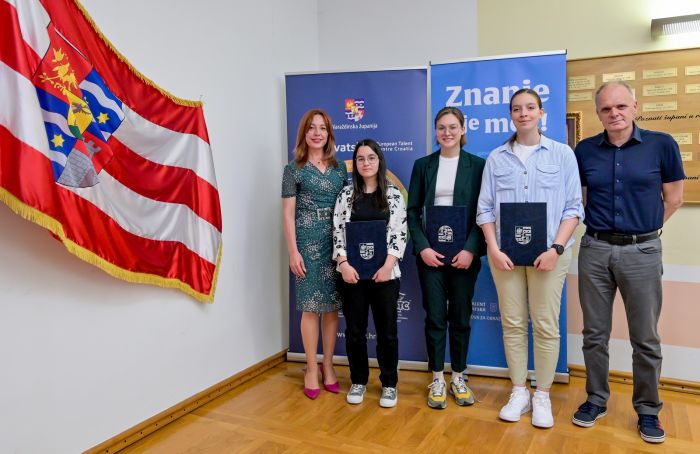 Prijem za &bdquo;brončane&ldquo; gimnazijalke Barbaru, Milu i Lanu &ndash; zamjenica Zagorec im uručila novčane nagrade za međunarodne medalje&nbsp;&nbsp;