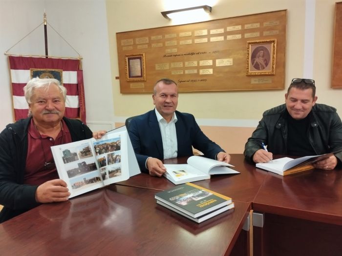 Županu Varaždinske županije Anđelku Stričaku uručena monografija &bdquo;Maru&scaron;evec u Domovinskom ratu&ldquo;